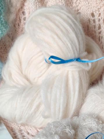 40. Alpaca Blown yarn super zacht en licht 20 x 50 gr.