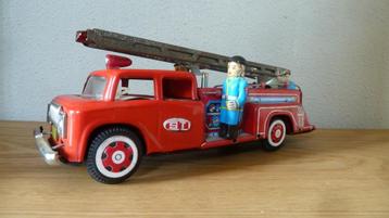 Vintage blikken brandweerauto met frictiemotor beschikbaar voor biedingen