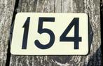 Leuke Emaille Huisnummer 154 - vintage retro brocante bordje, Antiek en Kunst, Ophalen of Verzenden