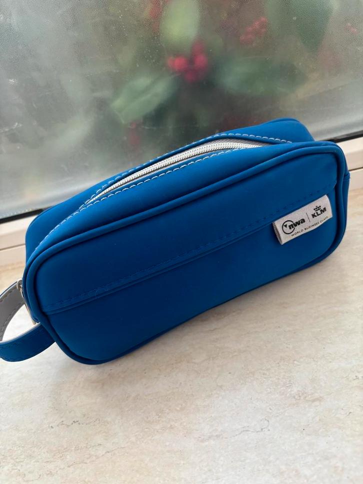 KLM business class etui 90’s vintage NWA blauw, Verzamelen, Luchtvaart en Vliegtuigspotten, Zo goed als nieuw, Overige typen, Ophalen of Verzenden