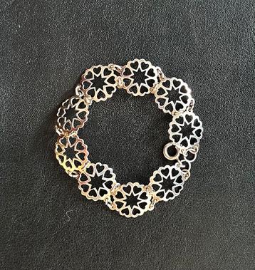 Zilveren armband met bloemvormig design beschikbaar voor biedingen