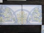 26 st antieke wandtegels in relief blauw/lichtgeel tubeline, Antiek en Kunst, Antiek | Wandborden en Tegels, Ophalen