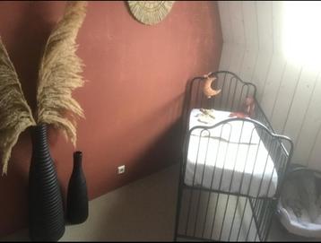 Zwart stalen ledikant en grote commode beschikbaar voor biedingen