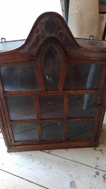 Vintage wandkastje uit Friesland beschikbaar voor biedingen