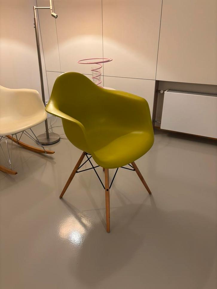 Vitra DAW 34 Mustard Charles Eames, Huis en Inrichting, Stoelen, Zo goed als nieuw, Eén, Ophalen of Verzenden