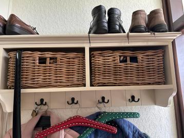 Wandkapstok met rieten manden beschikbaar voor biedingen