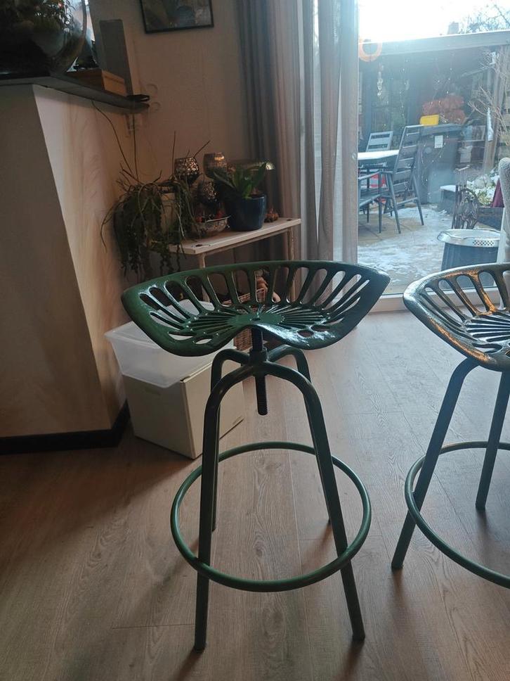 Groene tractor krukken, Huis en Inrichting, Barkrukken, Gebruikt, 60 tot 90 cm, Metaal, 2 krukken, Met voetsteun, Ophalen