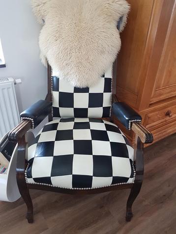 Antieke relaxfauteuil leer beschikbaar voor biedingen