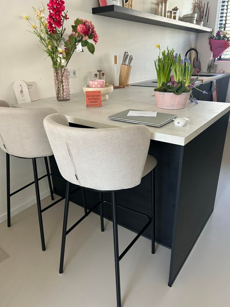 2 Kave Home barkrukken - beige chenille, z.g.a.n., Ophalen, 60 tot 90 cm, Zo goed als nieuw, Metaal