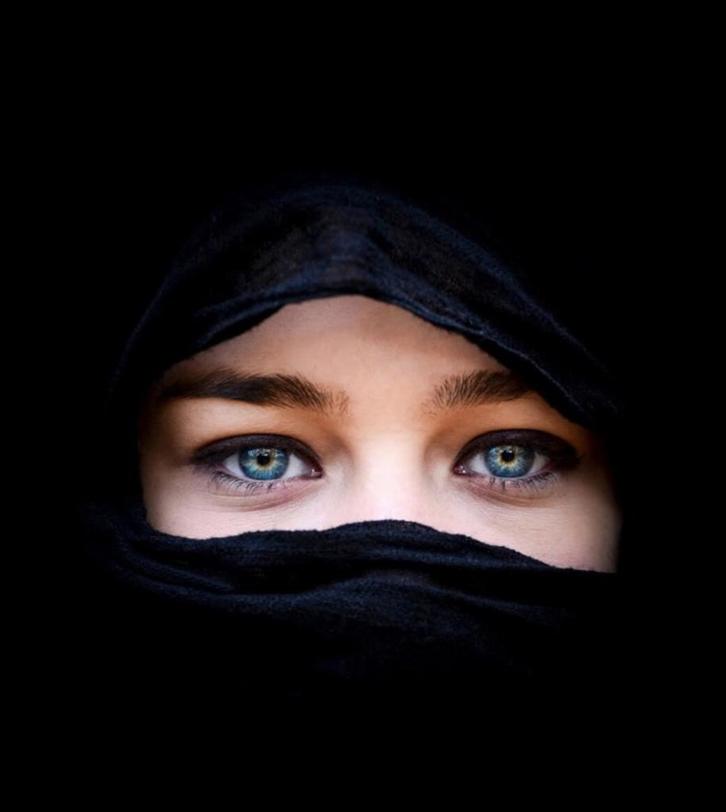 Schilderij op glas - Gesluierde vrouw, Huis en Inrichting, Woonaccessoires | Schilderijen, Tekeningen en Foto's, Zo goed als nieuw