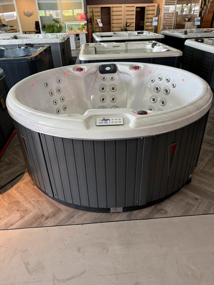 Jacuzzi balboa ronde spa, Tuin en Terras, Bubbelbaden en Hottubs, Zo goed als nieuw, Pomp, Ophalen