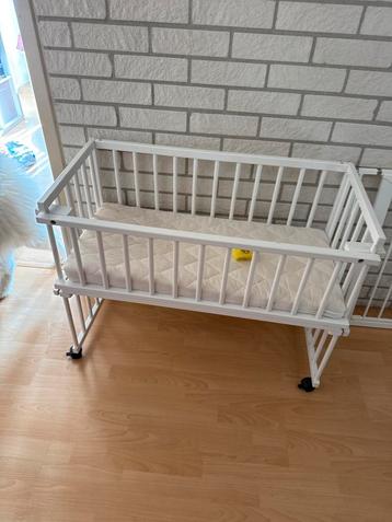 Wiegje met matras. In goede staat. beschikbaar voor biedingen