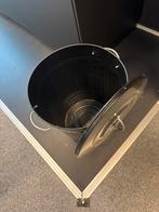 Zwarte metalen prullenbak met deksel, Huis en Inrichting, Woonaccessoires | Prullenbakken, Ophalen, Gebruikt, Met pedaal, 20 tot 30 liter