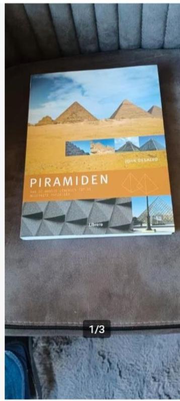 Piramiden John desalvo beschikbaar voor biedingen