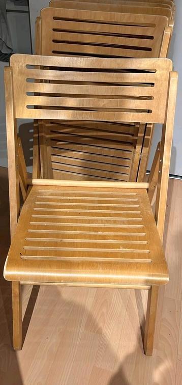 6 identieke stevige houten klapstoelen  beschikbaar voor biedingen