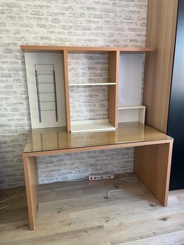 Mooi bureau met bureaustoel beschikbaar voor biedingen