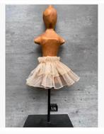 Houten vrouwen beeld, op voet, met rok, Antiek en Kunst, Ophalen of Verzenden