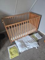 Houten kinderbedje met wieletjes incl. toebehoren, Kinderen en Baby's, Babywiegjes en Ledikanten, Ophalen, Gebruikt, Ledikant
