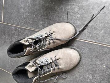 hoge schoenen kleur grijs beschikbaar voor biedingen