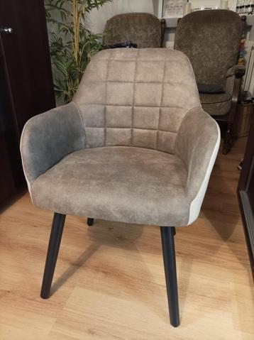4 stoelen beschikbaar voor biedingen