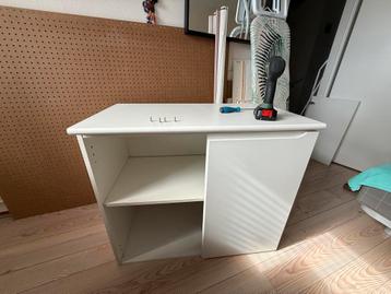 89.5x78x47 Stevige kast met twee deuren en een plank