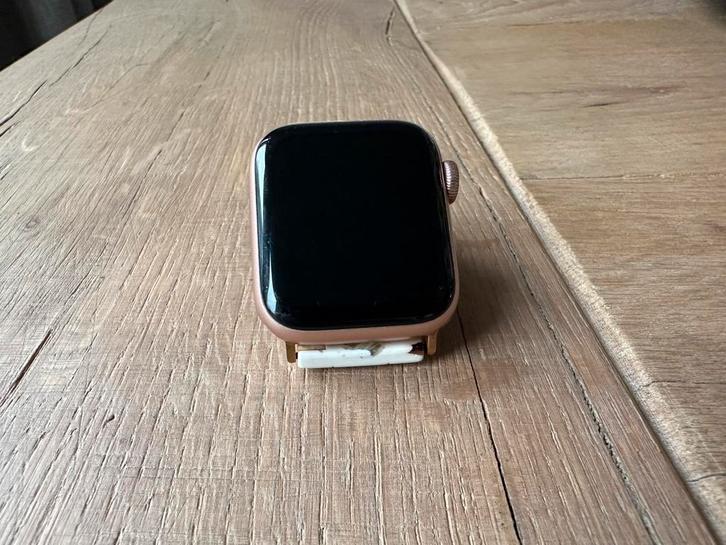 Apple Watch SE roze 2020, Sieraden, Tassen en Uiterlijk, Smartwatches, Gebruikt, iOS, Roze, Afstand, Calorieverbanding, Conditie
