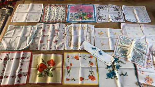 17 zakdoekjes met bloemetjes (215), Verzamelen, Overige Verzamelen, Zo goed als nieuw, Ophalen of Verzenden