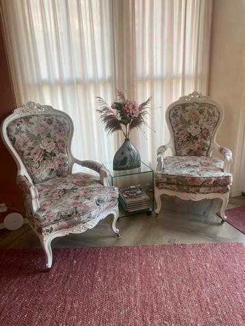 2 Antieke Stoelen in Goede Staat beschikbaar voor biedingen