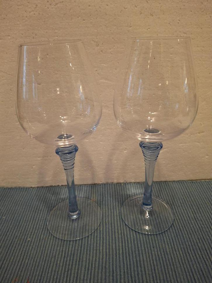 2 wijnglazen met lichtblauwe, gedeeltelijk geribbelde voet, Antiek en Kunst, Antiek | Glas en Kristal, Ophalen of Verzenden