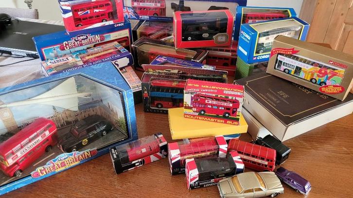 Diverse bussen en taxi's voornamelijk Corgi, Hobby en Vrije tijd, Modelauto's | 1:43, Zo goed als nieuw, Overige typen, Corgi