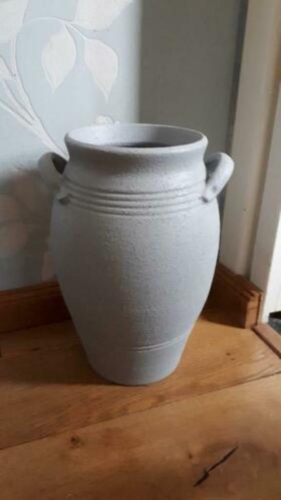 Stoere Stenen POT ~ GRIJS Beton Look ~ Hoog 31 cm., Huis en Inrichting, Woonaccessoires | Vazen, Gebruikt, Overige kleuren, Minder dan 50 cm