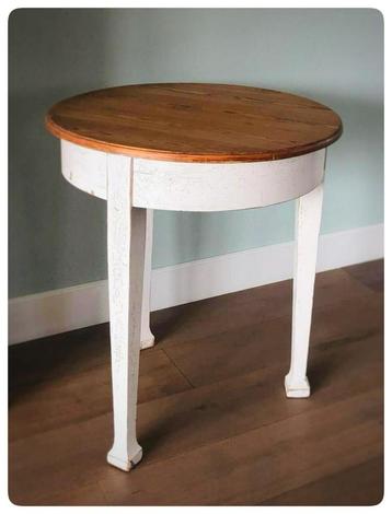 Oude bijzettafel beschikbaar voor biedingen