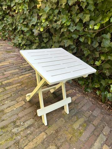 Inklapbare witte tuintafel beschikbaar voor biedingen