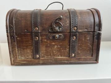 Authentiek vintage houten kistje met metalen beslag beschikbaar voor biedingen