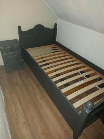 Grenen bed en nachtkastje met latten bodem beschikbaar voor biedingen