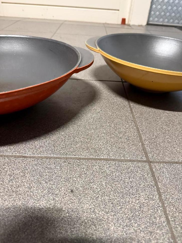 Gietijzeren Wokpan - Geel/Oranje, Huis en Inrichting, Keuken | Potten en Pannen, Gebruikt, Wok, Gietijzer, Inductieplaat, Ophalen of Verzenden