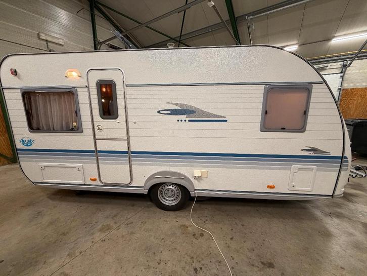 Caravan Adria Adora 462 PU, Mover, Voortent/Luifel, Topstaat, Caravans en Kamperen, Caravans, Bedrijf, tot en met 4, 750 - 1000 kg