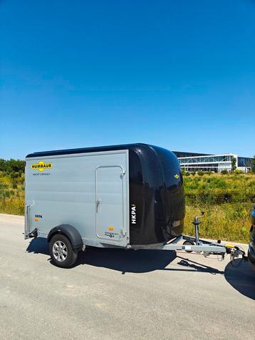 Humbaur gesloten aanhanger met laadklep  beschikbaar voor biedingen