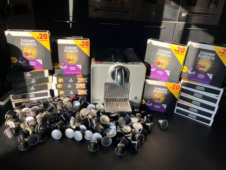 Magimix Nespresso Cube + 570 cups!, Witgoed en Apparatuur, Koffiezetapparaten, Gebruikt, Koffiepads en cups, Espresso apparaat