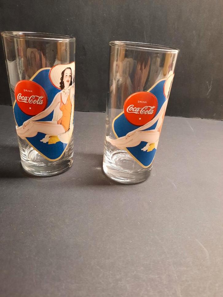 Vintage Coca cola glazen vrouw in badpak, Verzamelen, Glas en Borrelglaasjes, Zo goed als nieuw, Frisdrankglas, Ophalen of Verzenden