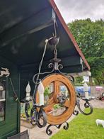 Brocante houten wagenwiel lamp met metalen frame en ketting., Ophalen of Verzenden