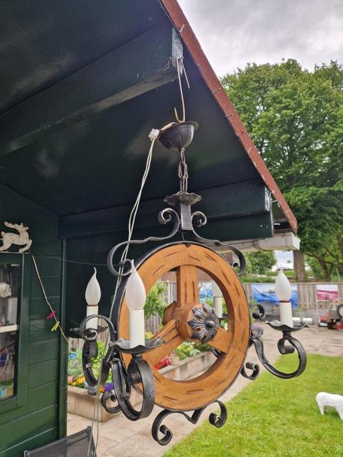 Brocante houten wagenwiel lamp met metalen frame en ketting., Antiek en Kunst, Curiosa en Brocante, Ophalen of Verzenden