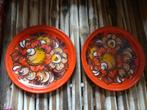 2 mooie vintage retro oranje bordjes met decoratie, Ophalen, Overige stijlen, Bord(en)