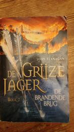 De Grijze Jager - De Brandende Brug (Boek 2), Boeken, Fantasy, Ophalen of Verzenden, Zo goed als nieuw, John Flanagan