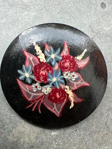 Houten Broche met Bloemmotief beschikbaar voor biedingen