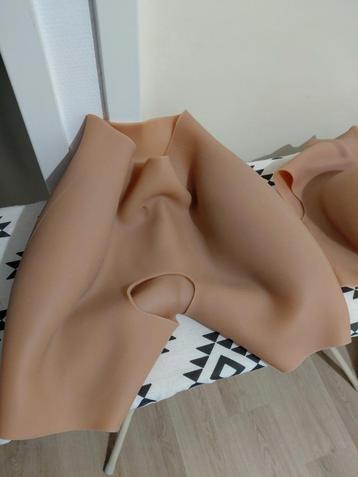 Silicone boxer met dikkere heupen en billen beschikbaar voor biedingen