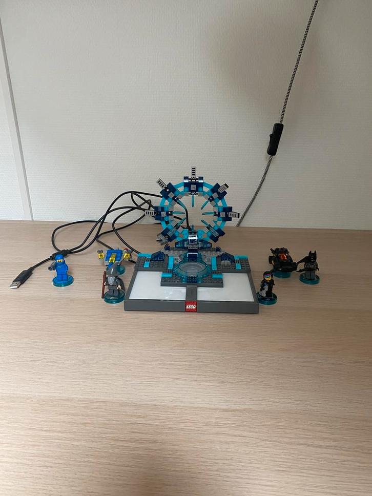 LEGO Dimensions Portaal + 4 figuurtjes + 2 voertuigen, Kinderen en Baby's, Speelgoed | Duplo en Lego, Zo goed als nieuw, Lego