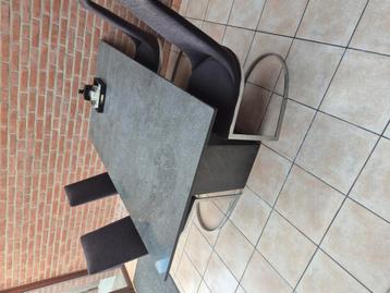 Natuursteen tafel met stoelen beschikbaar voor biedingen
