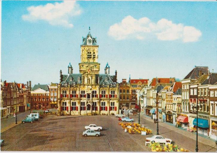 Delft, markt met stadhuis met auto's, Verzamelen, Ansichtkaarten | Nederland, Ongelopen, Zuid-Holland, 1960 tot 1980, Ophalen of Verzenden