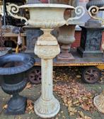 Brocante gietijzeren vaas bloempot op romeinse zuil, Tuin en Terras, Tuinvazen, Verzenden, Zo goed als nieuw